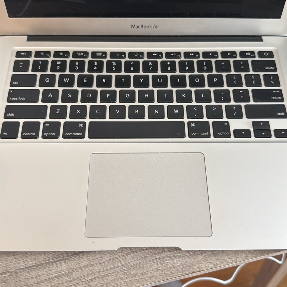 Apple MacBook in Sleek Silver Finish 13 inch - Picture 3 of 8
